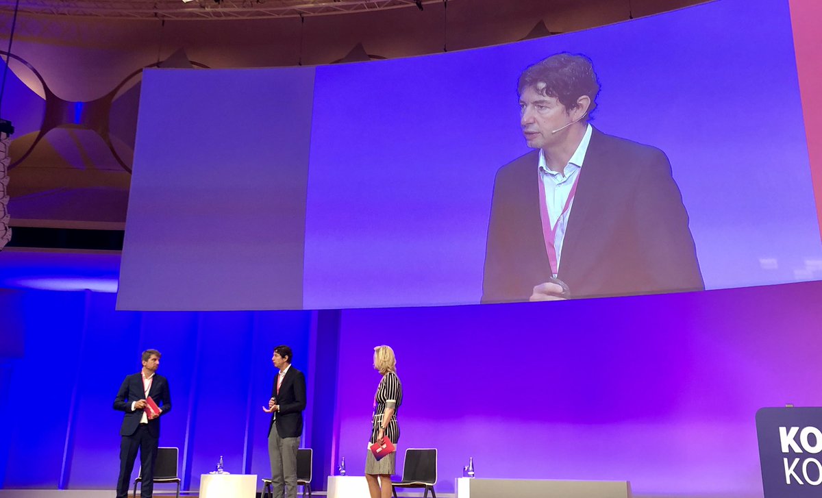 „Ich bin kein Politiker, ich muss nicht beliebt sein. Meine Stelle ist unbefristet. Ich bin kein Drosten-Selbstdarsteller und bin sofort aus der Öffentlichkeit wieder weg, wenn die Pandemie vorbei ist“, sagt <a href="/c_drosten/">Christian Drosten</a> auf dem #kkongress