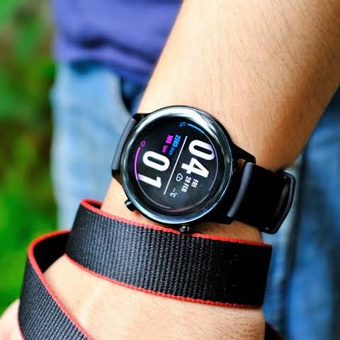 falconwatch_id's tweet photo. Layar dari #Honor MagicWatch 2 sudah menggunakan jenis AMOLED yang jika menggunakan background hitam, akan lebih hemat daya. Layarnya memiliki dimensi 1,2 inci dengan resolusi 390×390

Minat? DM/ klik yang tersedia di bio 👉 @falconwatch_id https://t.co/yviQg75TFN
