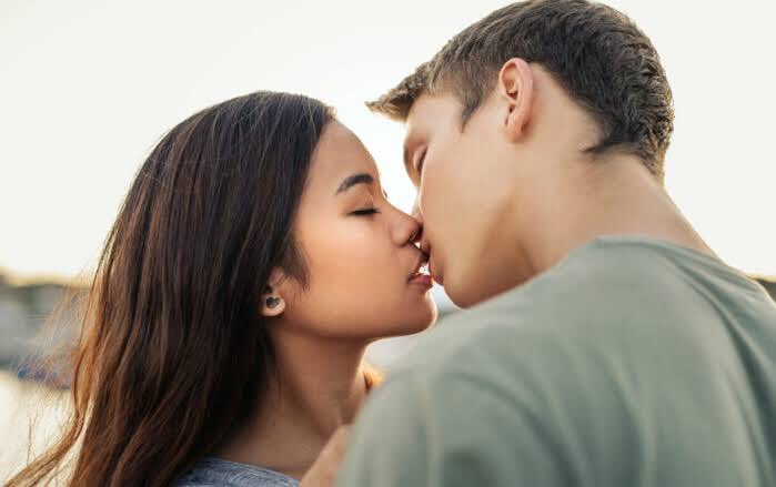 1 - Kiss like a teenager Remember when you were a teenager, and would make out for many hours on couch? If you actually want to know ways to last longer in bed, then begin by spending more time on kissing. Let your lips and hands explore your partner’s body.