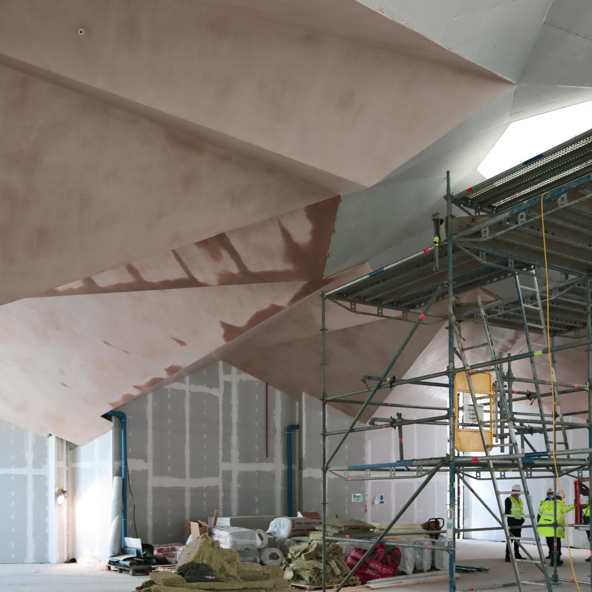 pagepark's tweet image. Progress continues on site @GreatTapestrySc Gallery in Galashiels, with the folding ceiling now complete in the gallery and awaiting decoration. Externally, the stone cladding is well underway, with the varying horizontal band widths reflecting the adjacent Post Office building.