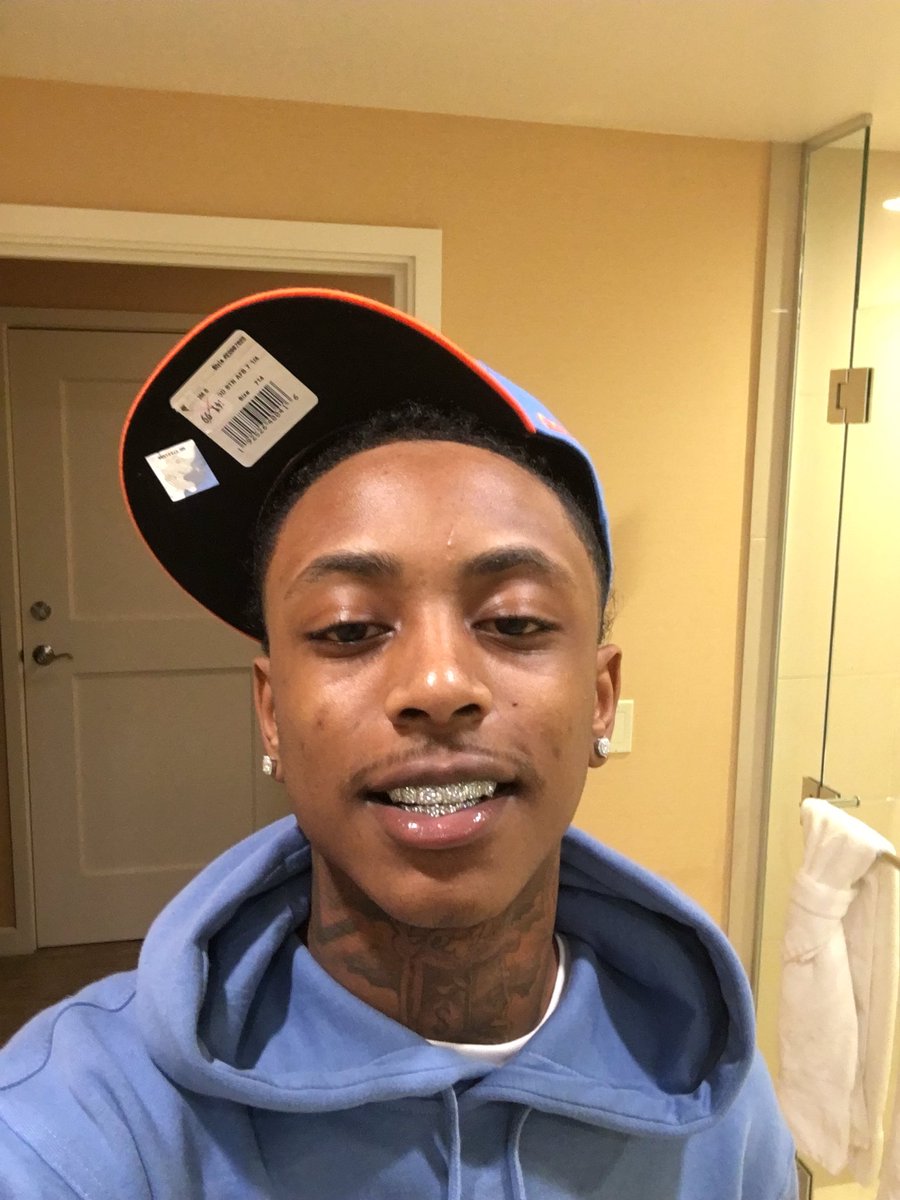 2BSMONEY's tweet image. Only smiling cuz my teeth look good