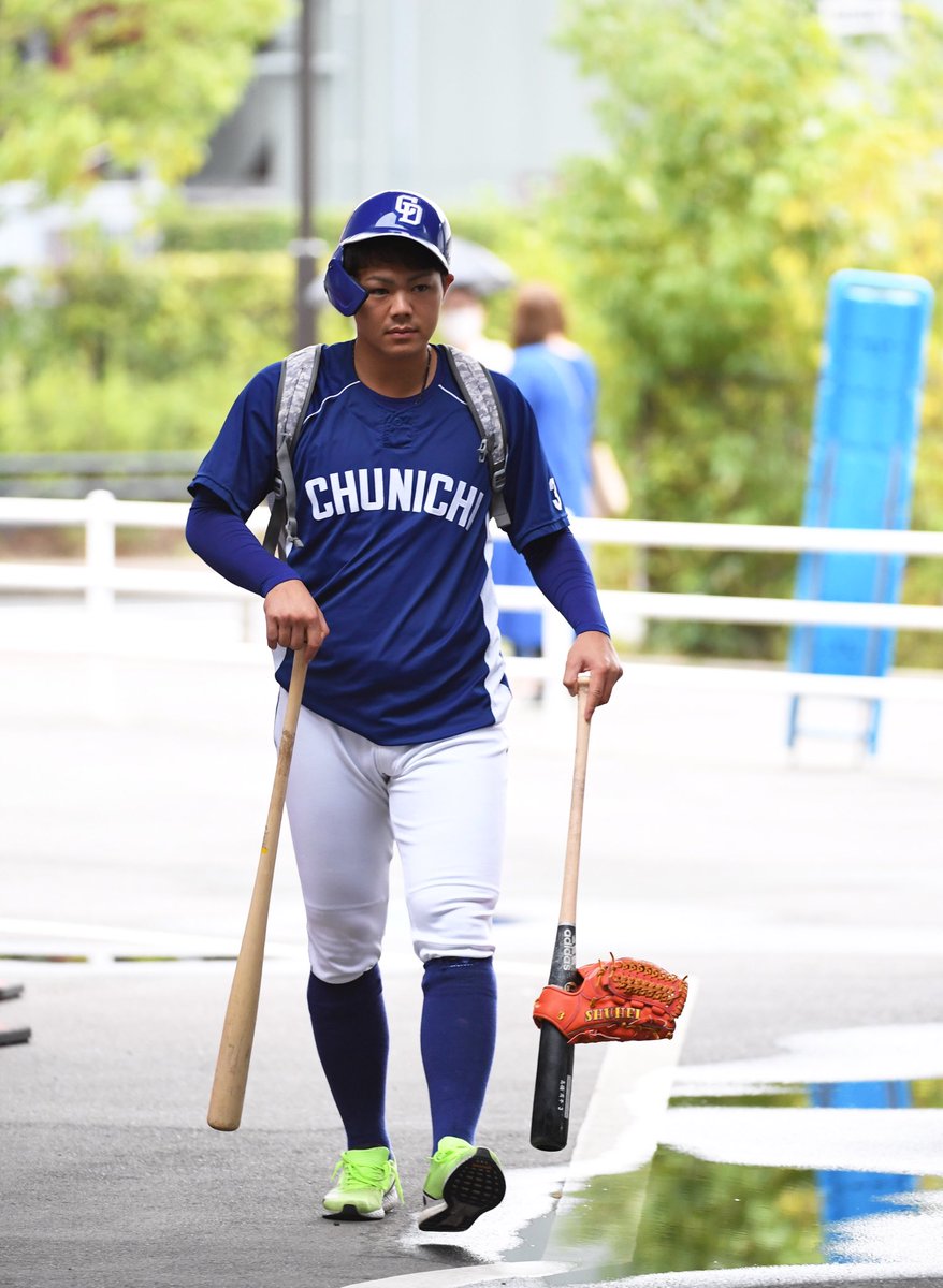 マツダスタジアムから隣の室内練習場へ歩いて向かって練習するところ