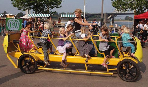 Mais même en transport scolaire collectif, il y a matière à changer les choses. Un vélo collectif de type rosalie pourrait permettre de ramasser les enfants en toute sécurité, sans les parents et de manière écologique. Et c'est moins cher pour la commune !