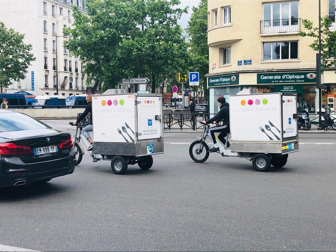 Le vélo peut ainsi transporter de lourdes charges (500kg) et un volume important (4m3). Pour le transport d’objets en villes, il est un atout indéniable. Le développement des zones à faibles émission et péage urbain va favoriser ce genre de livraison.