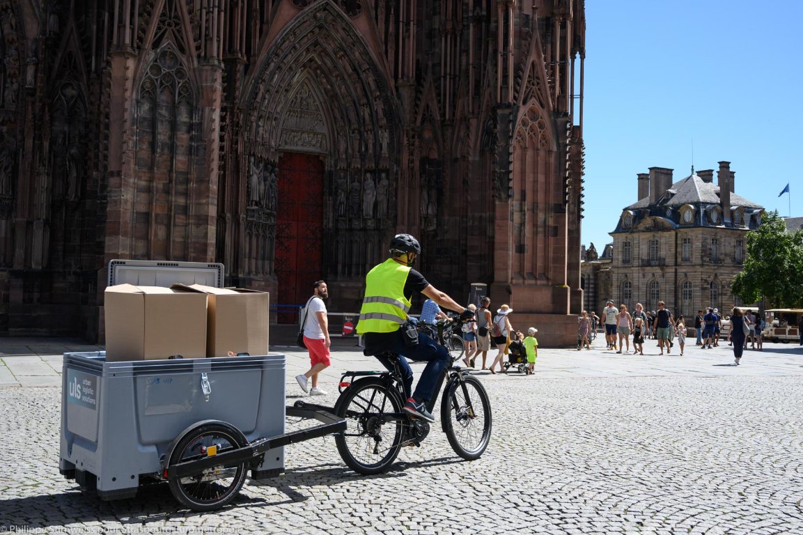 Ainsi à Strasbourg, depuis cet été, les marchandises arrivent au port du Rhin, puis sont acheminées par péniche au centre ville, où des vélos cargos (charge de 180kg max) assurent la livraison finale aux commerçants locaux. Un dispositif voué à grossir jusqu’à plus de 100T/jour.