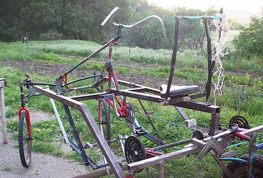 Cette polyvalence est aussi applicable à l’agriculture urbaine. Le Bicytractor est ainsi un mélange entre un vélo couché et un tracteur, qui permet de gérer ses cultures sans utiliser de pétrole. Open Source, il est idéal pour développer une résilience alimentaire locale.