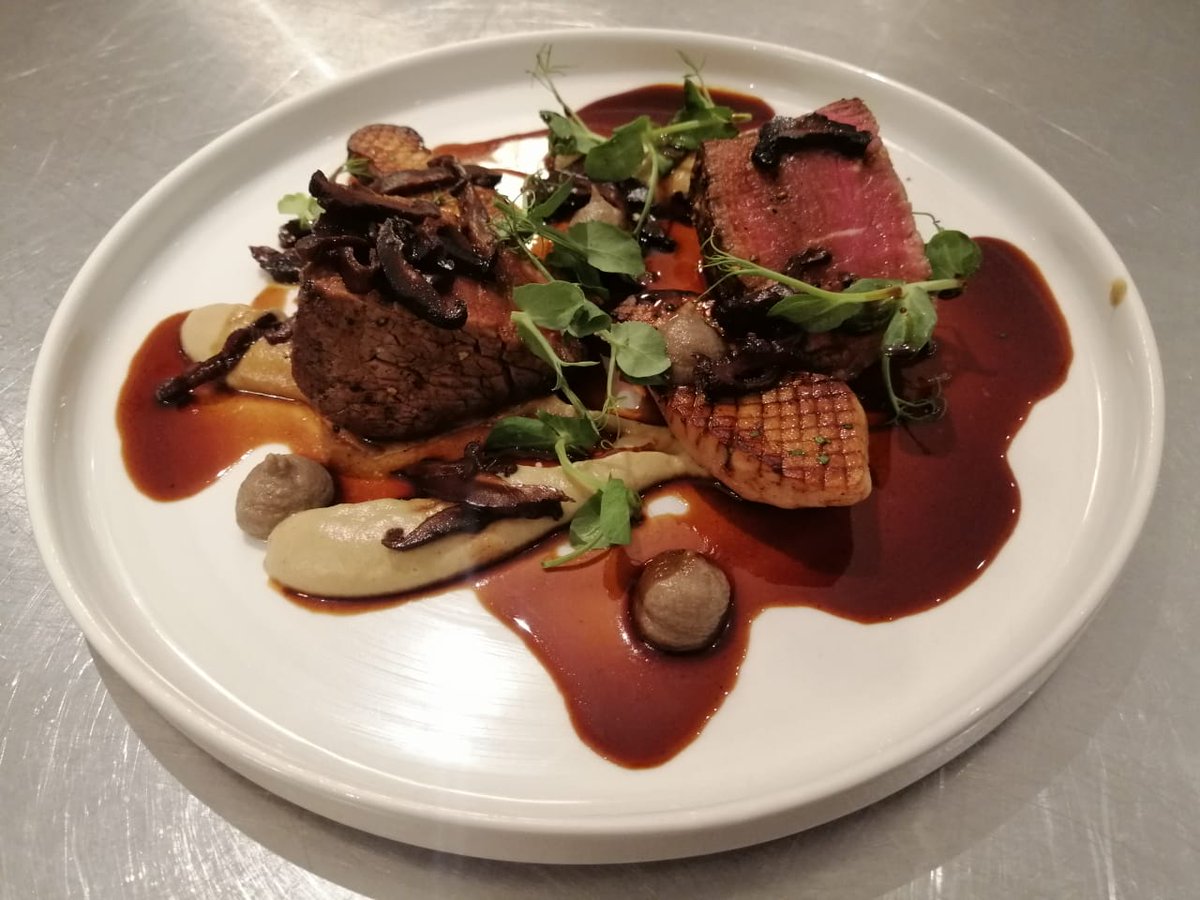 MarykeRoberts's tweet photo. Terwyl ons aan @BouchFinlayson wyne teug met Zoom proe met die plaas en @12_Apostles se sjef, @Chef_Christo is dit die feesmaal wat hy opgetower het as pasmaat vir Missionvale Chardonnay en Galpin Peak Pinot Noir. Ons pasta voel sommer vaal. Sal moet gaan kuier dat hy kan kook! https://t.co/7Xw9Gi7QFu