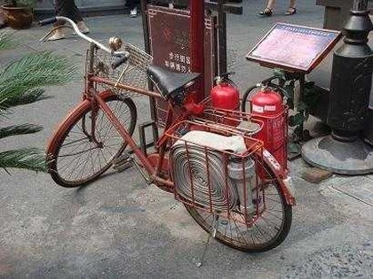 Mais la protection de la population en vélo peut se faire aussi en ce qui concerne la lutte contre les incendies. Pour peu que votre commune dispose de bornes à incendie, ce genre de vélo permet de se passer de camions d’intervention. Un tel vélo peut aussi emporter une échelle.