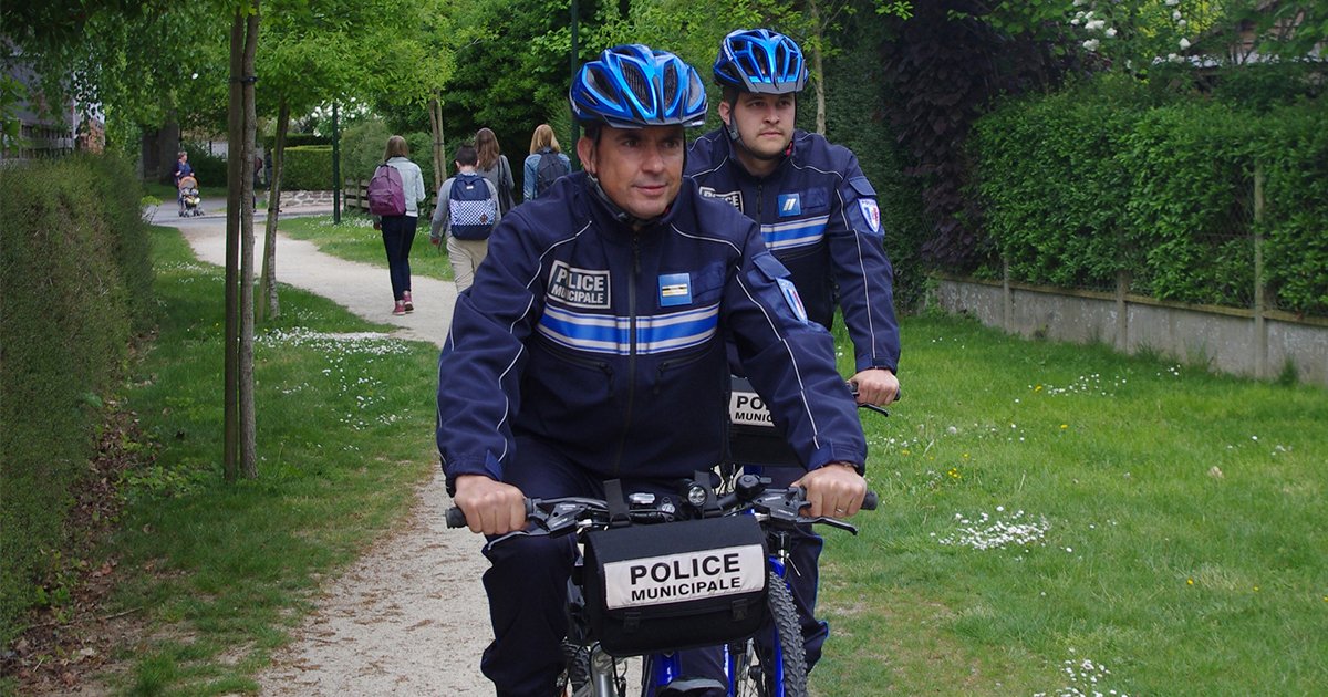 En matière de protection de la population, les policiers à vélo sont une autre solution bien connue depuis longtemps. Ils apparaissent plus accessibles, plus proche de la population, ce qui facilite le désamorçage des conflits et les interventions.