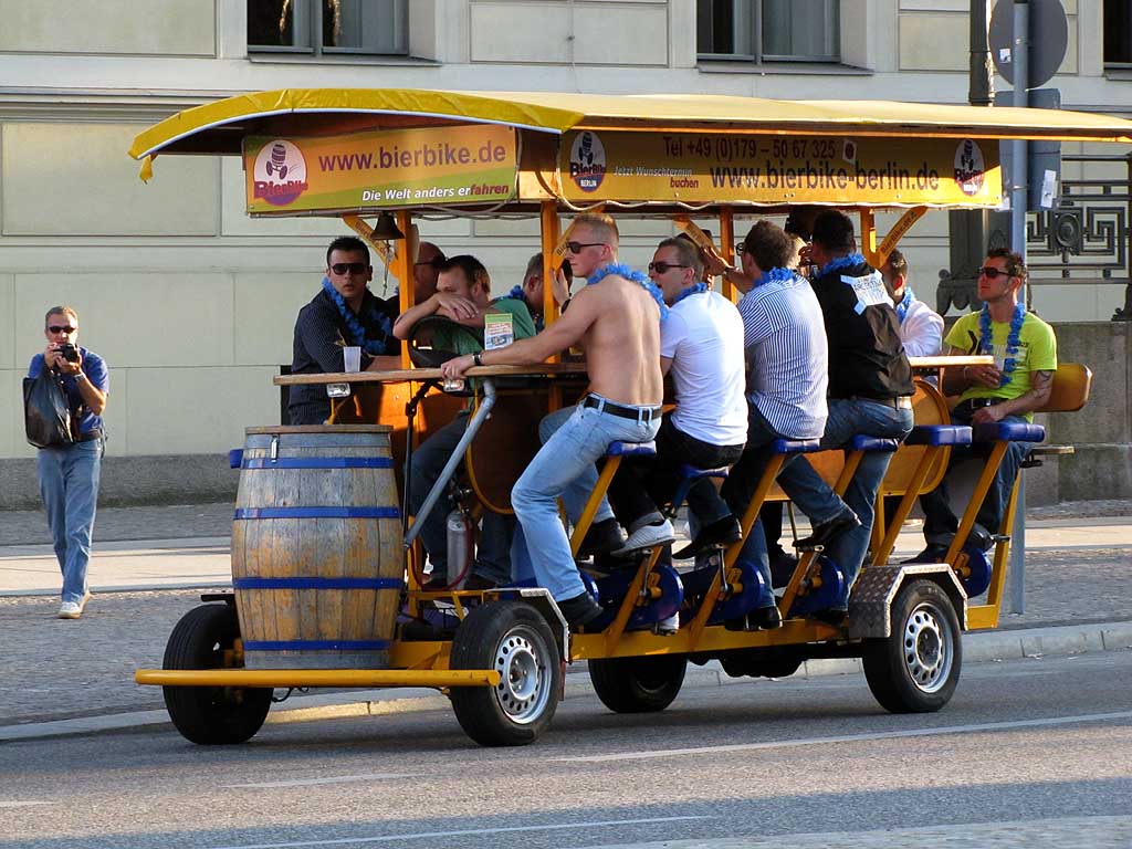 Mais vos visiteurs préféreront peut être faire du tourisme en buvant un coup en même temps. Plusieurs grandes villes européennes proposent ainsi un beer bike, qui demande de pédaler tout en étant attablé à un comptoir de bar fourni avec un chauffeur !