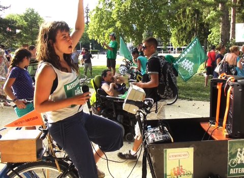 Lors de ses deux tours de France en 2015 et 2018, l’association  @Alternatiba_ Alternatiba s’est ainsi baladée avec un vélo cargo sonorisé avec panneaux solaires, mais pouvant être rechargé à l’arrêt en pédalant, permettant d’improviser concert et conférences.