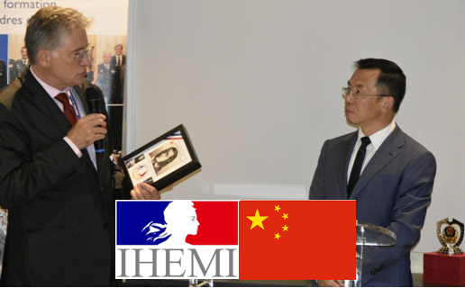 En témoignage de l’apport historique de révolutionnaire français aux #sciencespo, Jean Martin JASPERS directeur de l’IHEMI remet une gravure aux couleurs de la République avec l’image de Gracchus BABEUF, précurseur du mouvement communiste mondial à S.E.M. LU Shaye <a href="/AmbassadeChine/">Ambassade de Chine en France</a>