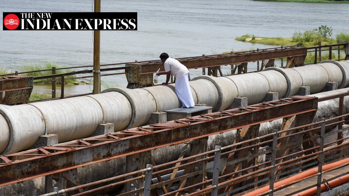 All bathing gates of #Cauvery river entry banned for #COVID19, the public perform #MahalayaAmavasya rituals on their own way in Tiruchy Cauvery bridge on Thursday.@NewIndianXpress @xpresstn @shibasahu2012 @haisat2005