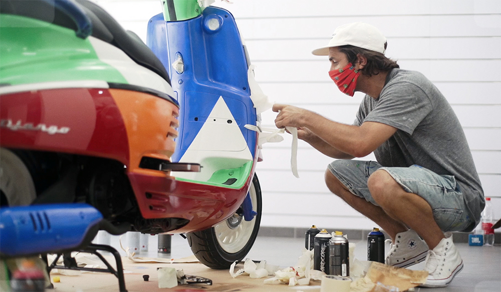 PeugeotScootES's tweet image. ¿Lo has reconocido? ¡SI! Se trata del #StreetArtist español reconocido a nivel internacional: @Murone. Le hemos dejado uno de nuestros #PeugeotDjango para que diese rienda suelta a su creatividad en @NavarroHermanos. #MyDjango #momentsfestival2020 #momentsmalaga