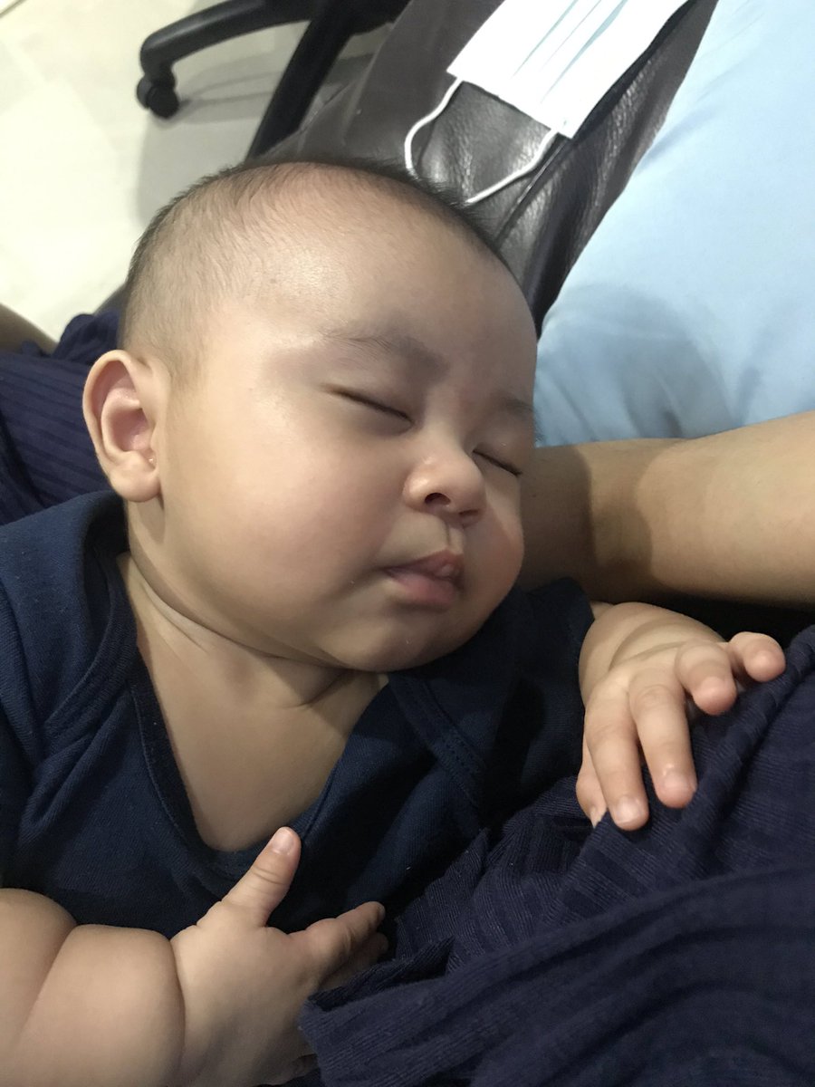 buzdd's tweet image. ชอบถ่ายรูปไอ่ต้าวหลังจุ๊บๆเต้า 🤣