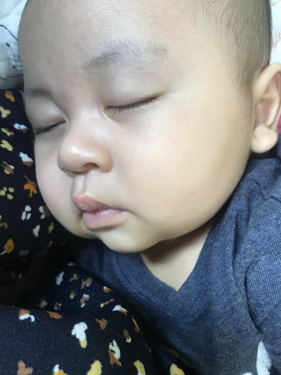 buzdd's tweet image. ชอบถ่ายรูปไอ่ต้าวหลังจุ๊บๆเต้า 🤣