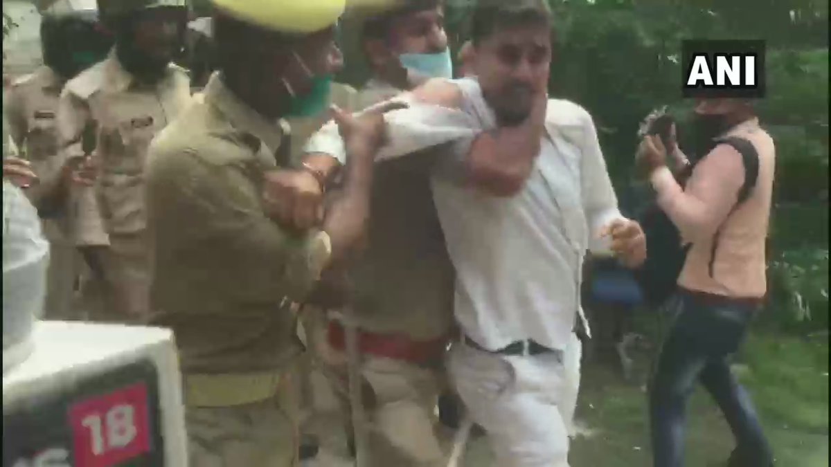 ANINewsUP's tweet photo. Prayagraj: People protesting against UP govt's proposal of a mandatory five-year contractual service in government jobs, resort to stone pelting. Police have detained a few protestors. https://t.co/dbmXXn236N