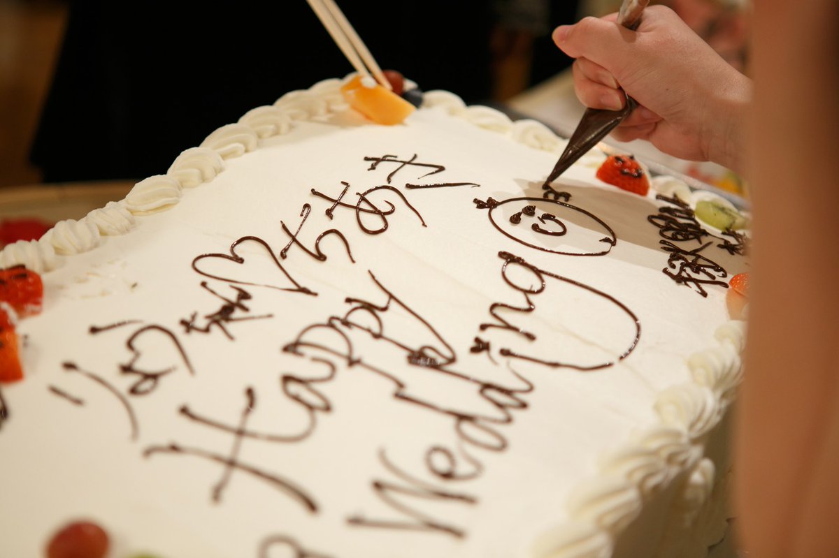 結婚式場 パルスファイブ ケーキデコレーション 真っ白なケーキに果物やチョコペンで ゲストがデコレーション 世界にたった一つのケーキの出来上がり プレ花 プレ花嫁と繋がりたい ウエディング ウエディングケーキ ケーキ