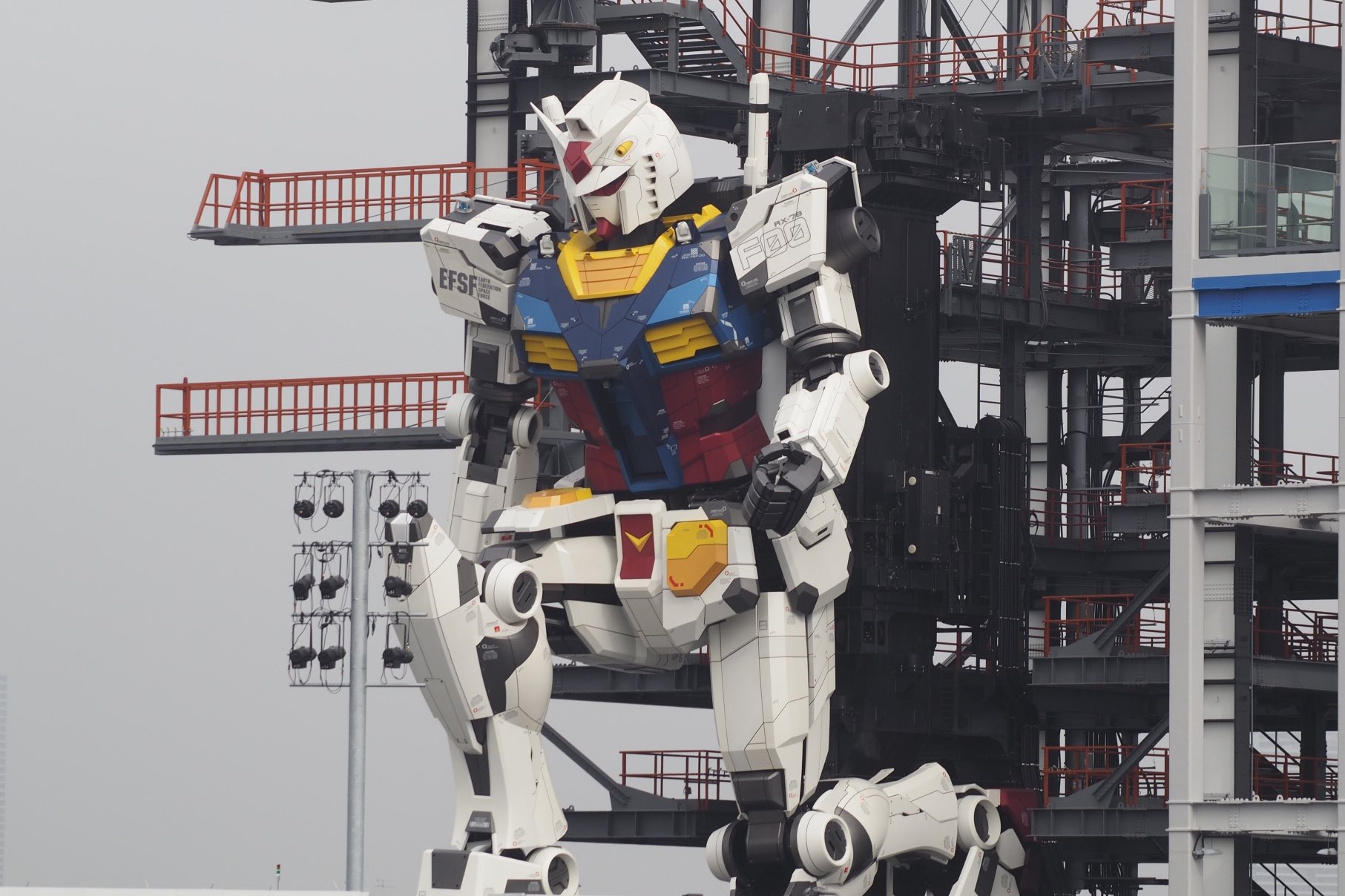 Robot Gundam berlutut