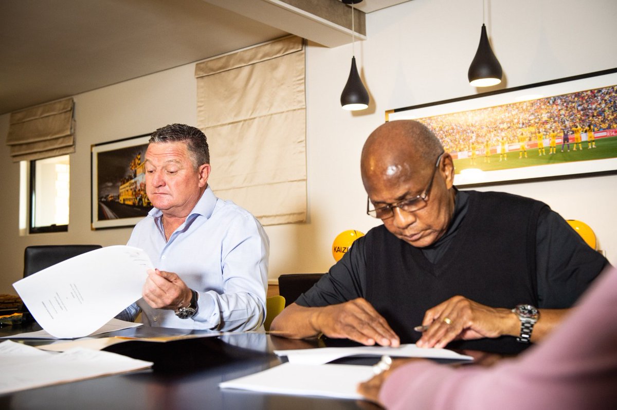 robertmarawa's tweet image. That feeling when it's time to pay the bill and no one is talking...... Tough negotiation but congratulations to @gavinhunt12 on his appointment as @KaizerChiefs Head Coach.
#MSW 2hrs away.