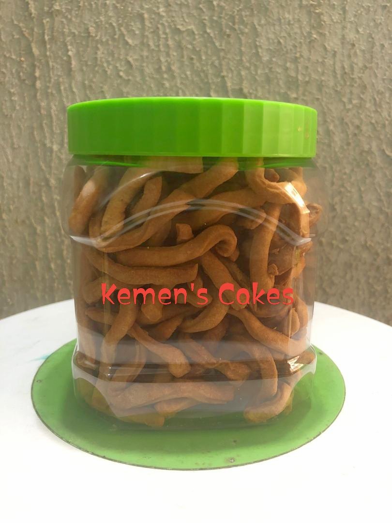 KemensCakes's tweet photo. Come and buy what I'm selling ooo.
We have chinchin for sale at the following prices:
Frame 1: 550g at #2200
Frame 2: 380g at #1500
Frame 3: 190g at #500
#BakeYourStory
#CakesInWarri
#WarriBaker
@_DammyB_ @wakajugbe https://t.co/wr9l7WNnbl