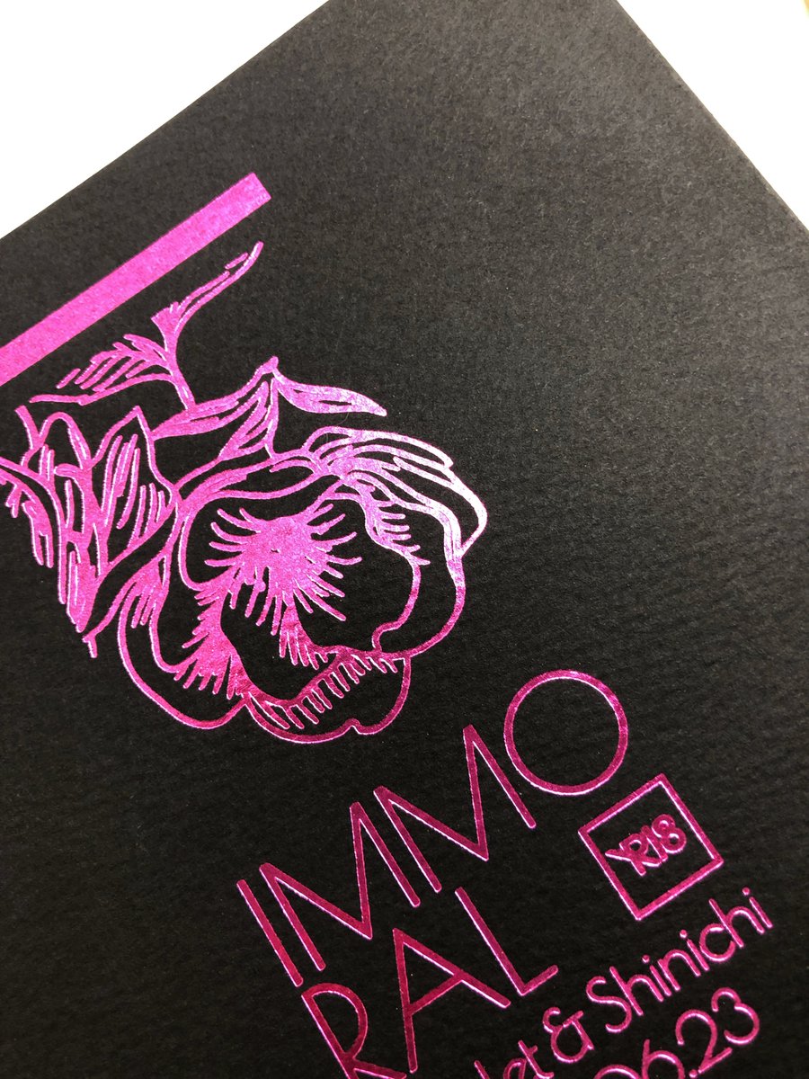 同人誌印刷会社しまや出版 公式 同人誌紹介ブログ Repost 黒い紙にメタルピンク箔で強いインパクトを出しています 紙は画用紙の様なデコボコが魅力の マーメイド黒 を使用 凹凸がニュアンスを生み 赴き深い表紙に 裏表紙は銀インクで印刷し