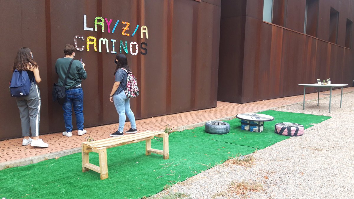 JosemaCoronado's tweet photo. Para que alumnado de la @ETSICaminosCR tenga más espacios para mantener las distancias, y de paso, mejorar el entorno, hemos vuelto a sacar el urbanismo táctico a la puerta de la escuela, tres años después. @roadheritage @AmparoMoyano @viroavi https://t.co/BegdgWZVty
