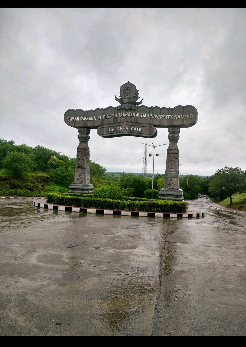 As you enter into the University the sports section,hostel, ground is right next to the main gate,But as you go uphill further you will find the main building (which by the way is huge),&This gate leading to a roundabout (चौक)!6/n