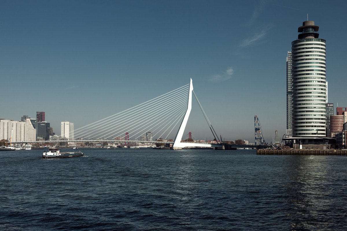 Opening Erasmusbrug tijdelijk beperkt: De Erasmusbrug in Rotterdam wordt volgende week gerepareerd en kan dan slechts beperkt worden geopend voor hoge vaart (12,50 meter +NAP). Het Havenbedrijf Rotterdam, de gemeente en OV-dienstverlener… https://t.co/MordkVUxqh | SCHUTTEVAER https://t.co/sCcad1T4Rw