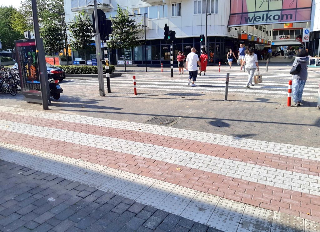 stadsruimte's tweet photo. Net gefilmd bij een inclusief kruispunt: bewoners vertelden hoe zij veiliger wilden oversteken. Zo geschiedde! o.a. meer ruimte voor scootmobiels, de juiste blindengeleidentegels en een breder zebrapad. Video is voor collega's met daarin de eerste stappen tot inclusief werken💡 https://t.co/cjJgfAiuNz