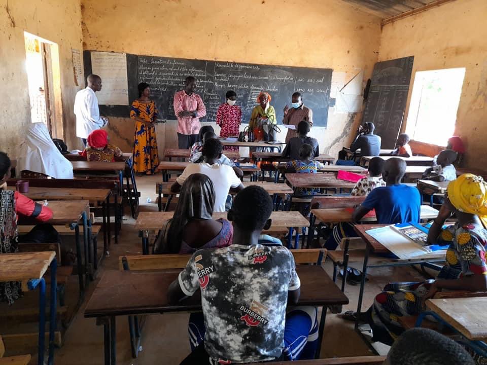 Reseau des jeunes Ambassadeurs SR/PF MALI (@RJASRPFMALI) on Twitter photo 2020-09-17 14:19:15 Une equipe des @RJASRPFMALI est à #Segala pour la mise à niveau des Pairs Éducateurs, des grandes mères sur la #Covid19 , la #Planification_familiale et les grossesses non désirées dans le cadre des activités de la #CAMPF20Mali avec le projet #GLEE. Une equipe des @RJASRPFMALI est à #Segala pour la mise à niveau des Pairs Éducateurs, des grandes mères sur la #Covid19 , la #Planification_familiale et les grossesses non désirées dans le cadre des activités de la #CAMPF20Mali avec le projet #GLEE.