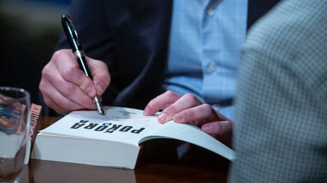 POKORA od wczoraj w księgarniach, a w poniedziałek na naszej scenie fani autora takich bestsellerów jak "Morfina", "Drach" czy "Król" mogli spotkać się ze Szczepanem TWARDOCHEM i wysłuchać fragmentów w wykonaniu Dariusza CHOJNACKIEGO. Spotkanie prowadził prof. Krzysztof ŁĘCKI.