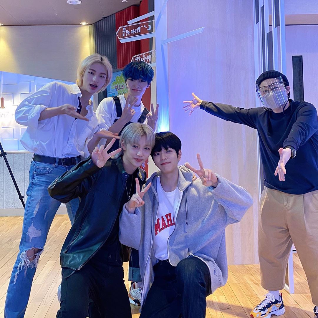 INChileJYP's tweet photo. [Imágenes•200916]  #IN junto a #Hyunjin, #Seungmin y #Felix en MBCradio  

Cr. MBCradio12 

[  #스트레이키즈  #양정인 #I_N #YangJeongIn #JeongInStray 
#IN生 #INLIFE #BackDoor #백도어
#StrayKidsComeback ] 🐰 https://t.co/zBnuDkLD8S