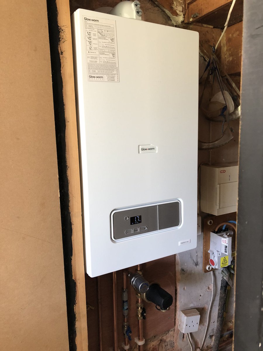 warmzonegroup's tweet photo. #Week38 our latest @glow_wormclub Energy30c #combi #boiler install in sunny #ShorehambySea complete with new #powerfilter #weathercomp controls. #gassafe #keepbritainglowing #clubenergy #approvedinstaller https://t.co/I0oy2BlF9F