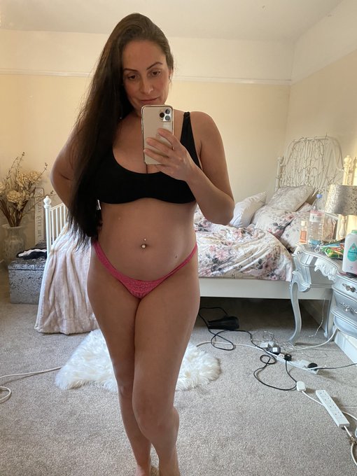 1 pic. Hey everyone! I&rsquo;m very pleased and proud to announce that I&rsquo;m pregnant with my first baby ❤️ Still