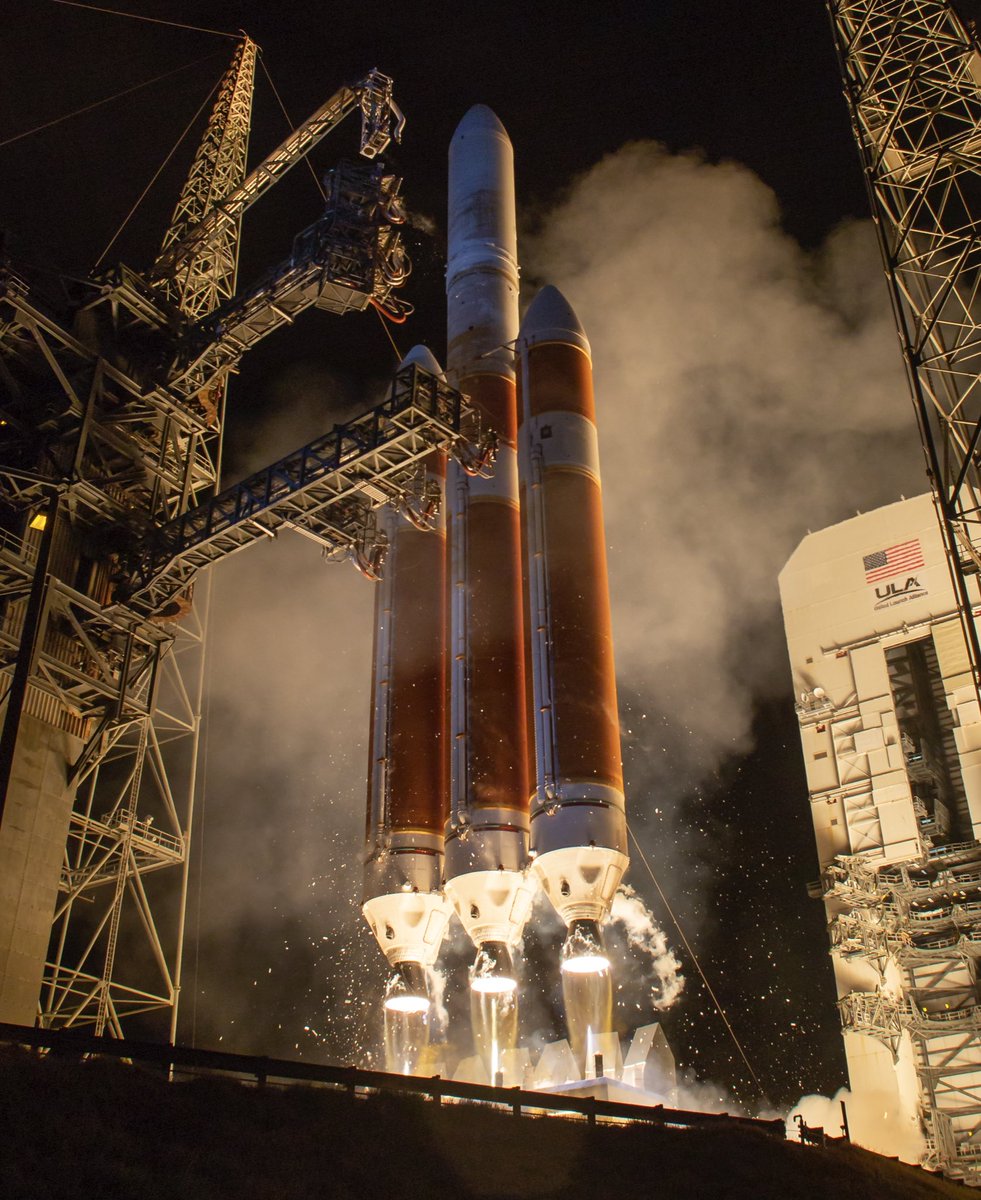 Injektor385's tweet image. Someone knows how to perfectly mask a model for painting details with sharp edges in different colors? Should I use my normal masking tape or does someone know a secret trick to stop the paint from leaking or dripping under the tape? 🤔 (pic for attention) #rocketmodel #modeling