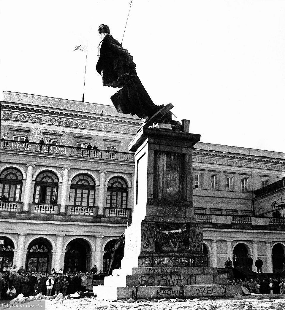 I would like to add that the process of removing Soviet memorials in  #Poland is not a new trend. Numerous memorials were removed since 1989. Other cases involved theft and vandalization. Another relevant point in this analysis, is that the removal of the memorials were >