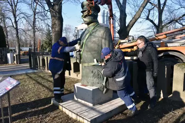 The tale of Soviet memorials in  #Poland is not only that of removal: On 21 May 2017 a plaque was unveiled at the Soviet war cemetery at Kazimierz and on 5 December 2019 a memorial of Marshal Konstanty Rokossowski (removed on 20-10-1992) was placed at the cemetery of Legnica.