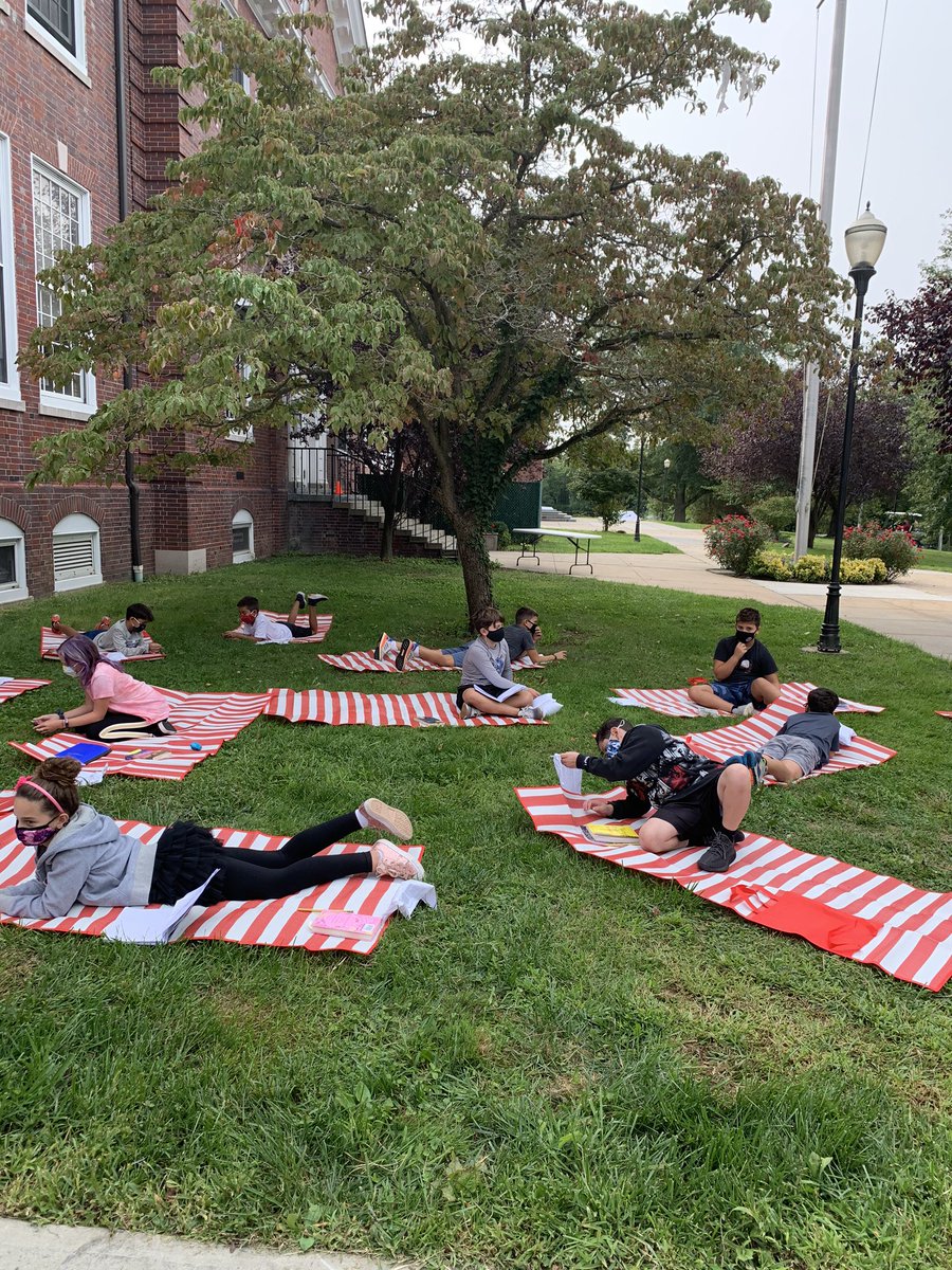 DebNovick's tweet image. Beautiful day for outdoor reading workshop. Exploring setting in a different setting from our usual lessons! #activereaders