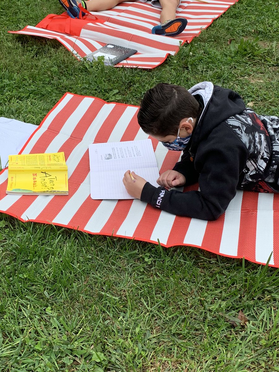 DebNovick's tweet image. Beautiful day for outdoor reading workshop. Exploring setting in a different setting from our usual lessons! #activereaders