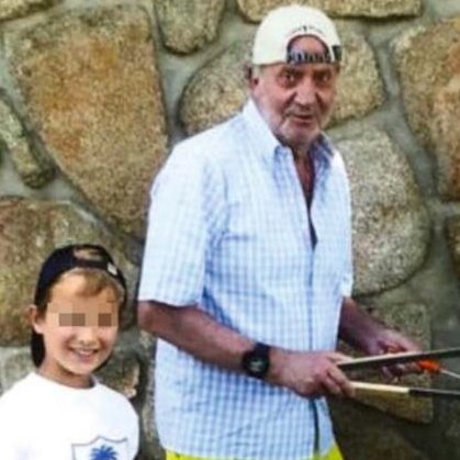Necesito hablar largo y tendido sobre esta foto. El rey Juan Carlos de barbacoa con el hijo de Corinna. Foto de 
<a href="/ParisMatch/">Paris Match</a>