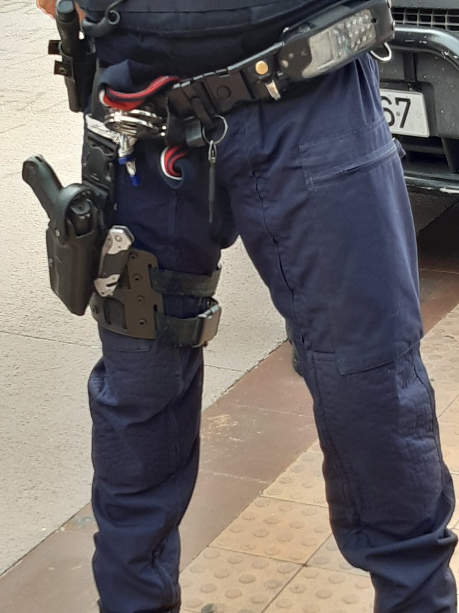 Aquest és l'equipament que porten els mossos avui a la Zona Nord, per desnonar a 5 famílies. 

No importa quant intentin criminalitzar-nos, estem defensant un dret, el dret a l'habitatge. El govern efectiu i el més progressista de la història farien bé de recordar-ho.

#NoMarxem