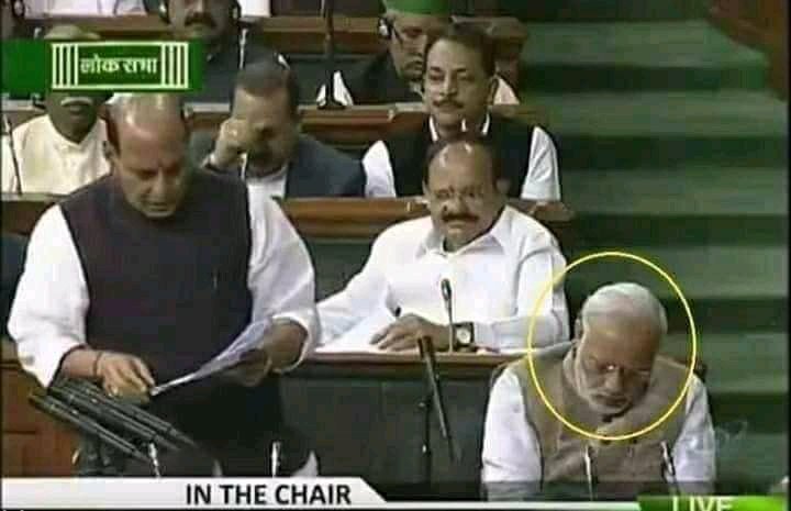 AnuragK55157443's tweet photo. #NationlUnemploymentDay
Class ke beech me neend lete kuchh vidyarthi. https://t.co/pCvjDCJts7