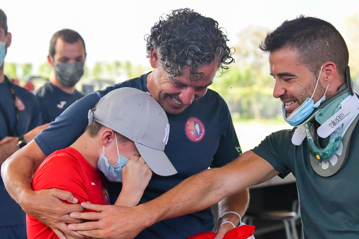 UEO1921's tweet photo. Avui a @royalverd hem rebut la visita d'en Cai Pujolràs, jugador de l'Infantil B que acaba de superar una operació molt complicada. Petits moments que no tenen preu. Ens has fet emocionar, Cai. Molts ànims i tot el nostre afecte! #josocdelOlot #juntsmésforts (fotos: @NMargui) https://t.co/wrD42EznBo