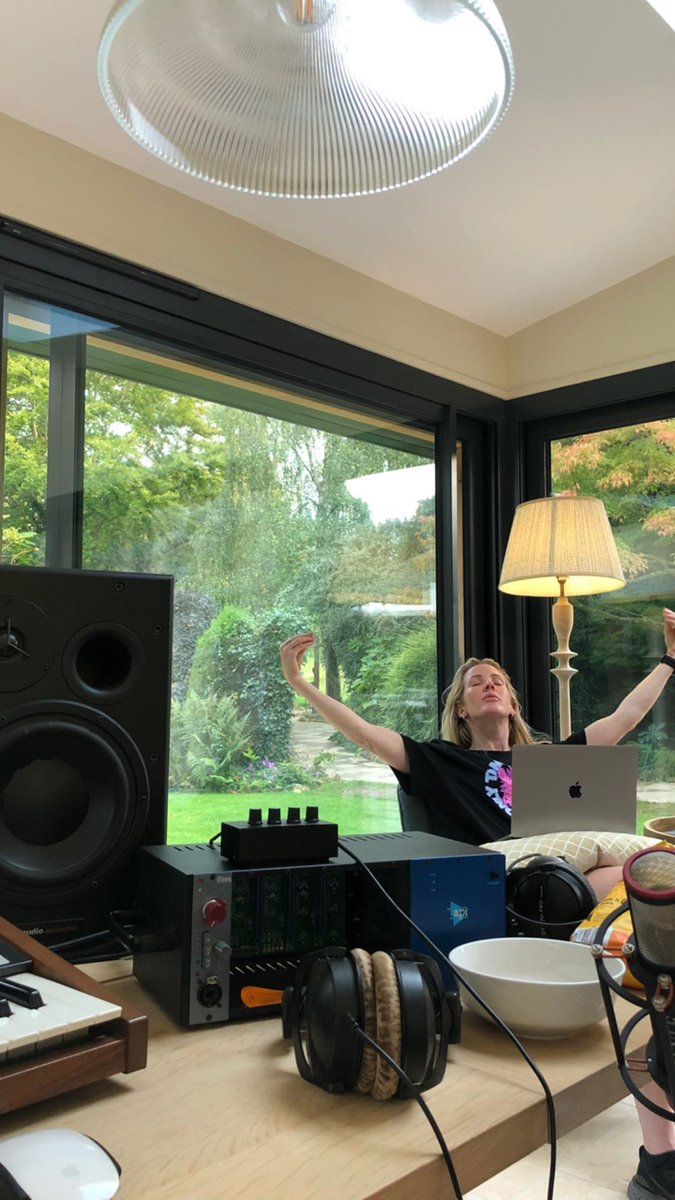 cattleyaEG's tweet photo. Is new music coming? @elliegoulding 💗 https://t.co/eqoVZ0QNBs