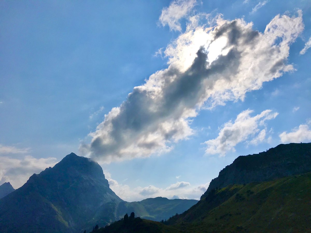 AppOostenrijk's tweet photo. Er komt rook uit de #Widderstein... #Kleinwalsertal via #Baad #Bärgunttal #StierlochAlpe nu op de #Üntschenpass @Alpenweerman https://t.co/0vdTiyRM54