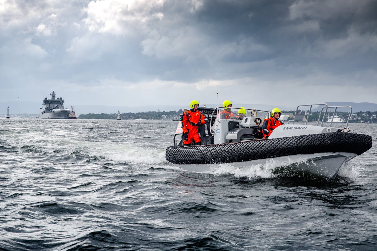 Sjoforsvaret's tweet photo. KNM Maud gjennomfører seilas og oppøving i Bergensområdet denne uken. Onsdag bisto de med to av sine lettbåter til et fartøy som hadde fått motorstopp i Lukksundet.
#knmmaud #sjøforsvaret #marinen https://t.co/sDALHgXztH