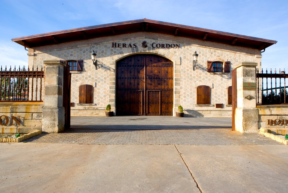 bodeboca's tweet photo. Si el papa Juan Pablo II otorgó a Heras Cordón el privilegio de ser la única bodega riojana proveedora oficial del Vaticano, no cabe duda de que sus vinos son top. Haz la prueba. #HerasCordon #Rioja #Tempranillo https://t.co/ztBcaIDzSK