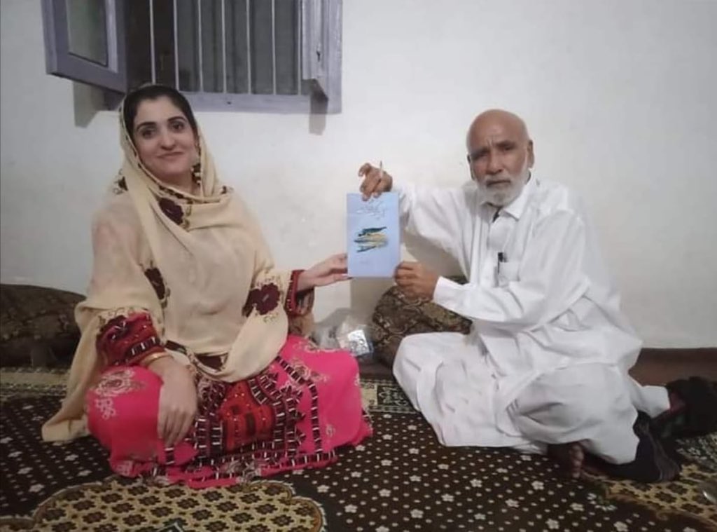 Meena_Majeed's tweet photo. باحیثیت ایک عورت آج مجھے یہ حساس ہوا کہ ایک عورت ہونااور پھرایک آوازہونا کتنا بڑا جرم ہےاس سماج میں ۔کل سے میری ایک بزرگ شخصیت کے ساتھ فوٹو کو ایڈیٹ کرکہ شئر کیا جارہا ہے اورحقیقت اس کے برعکس ہے میراشوہراگراس موقع پرساتھ نا ہوت�� تو شاید ایک اور آوازغیرت کےنام پرخاموش کر دی جاتی💔 https://t.co/t3Se6h7CmS