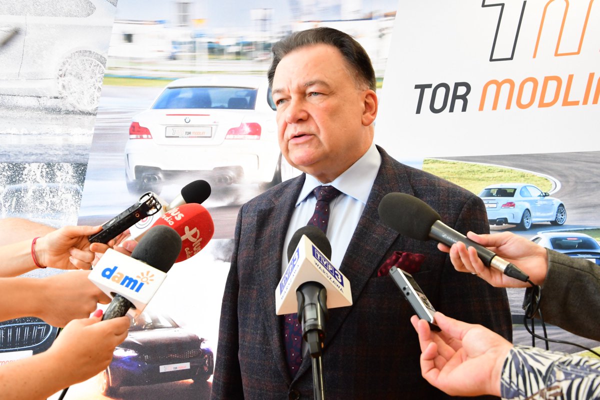 StruzikAdam's tweet image. Umiejętności za kierownicą trzeba doskonalić przez całe życie. Na #TorModlin konferencja o bezpieczeństwie w ruchu drogowym. Pod okiem instruktorów trenowaliśmy bezpieczną jazdę. Mazowieckie #WORDy prowadzą nabór na szkolenia dla młodych i seniorów z technik jazdy